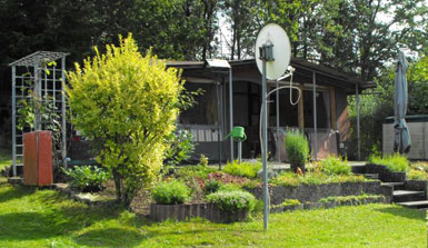Bepflanzter Dauerstellplatz auf dem Campingplatz Waldesruh