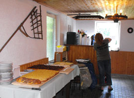 Gastraum mit Tischen und Stühlen auf dem Campingplatz Waldesruh