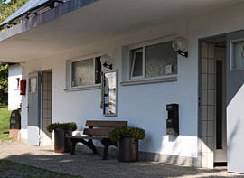 Sanitärgebäude des Campingplatzes Waldesruh von außen