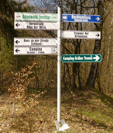 Hölzernes Eingangsschild des Campingplatzes Waldesruh an der Zufahrt Tromm 27