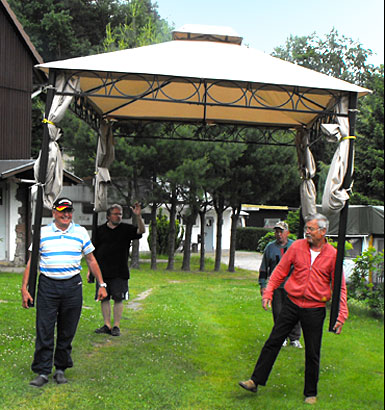 Wohnwagen mit Vorzelt und angelegtem Vorgarten auf dem Campingplatz Waldesruh